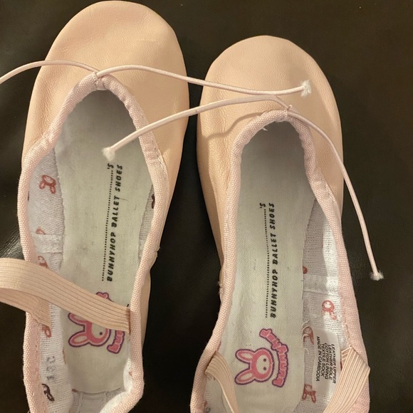 Little girls 13c Bloch ballet shoes. - Picture 1 of 3